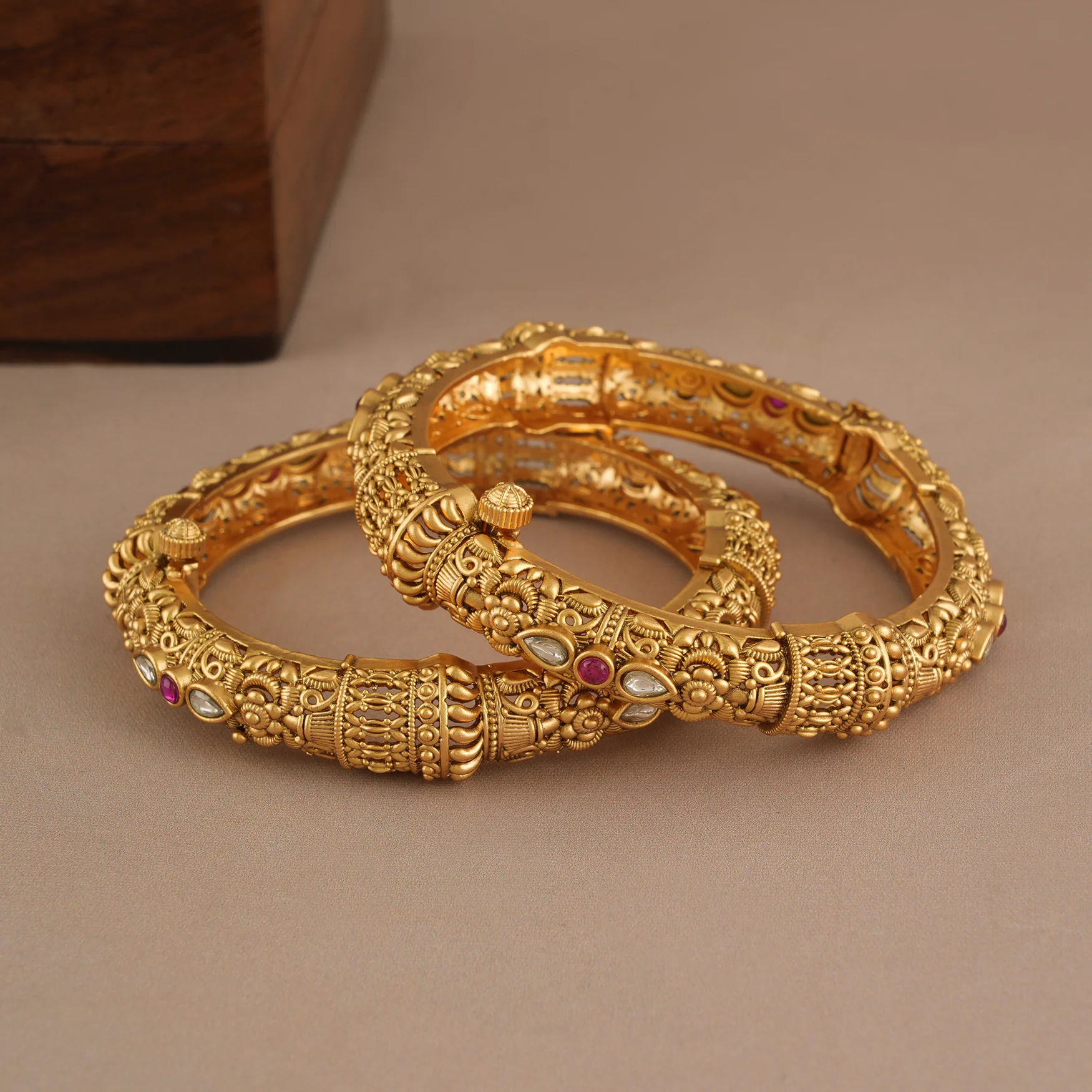 Amazing antique gold plated openable bangle set - Image 3