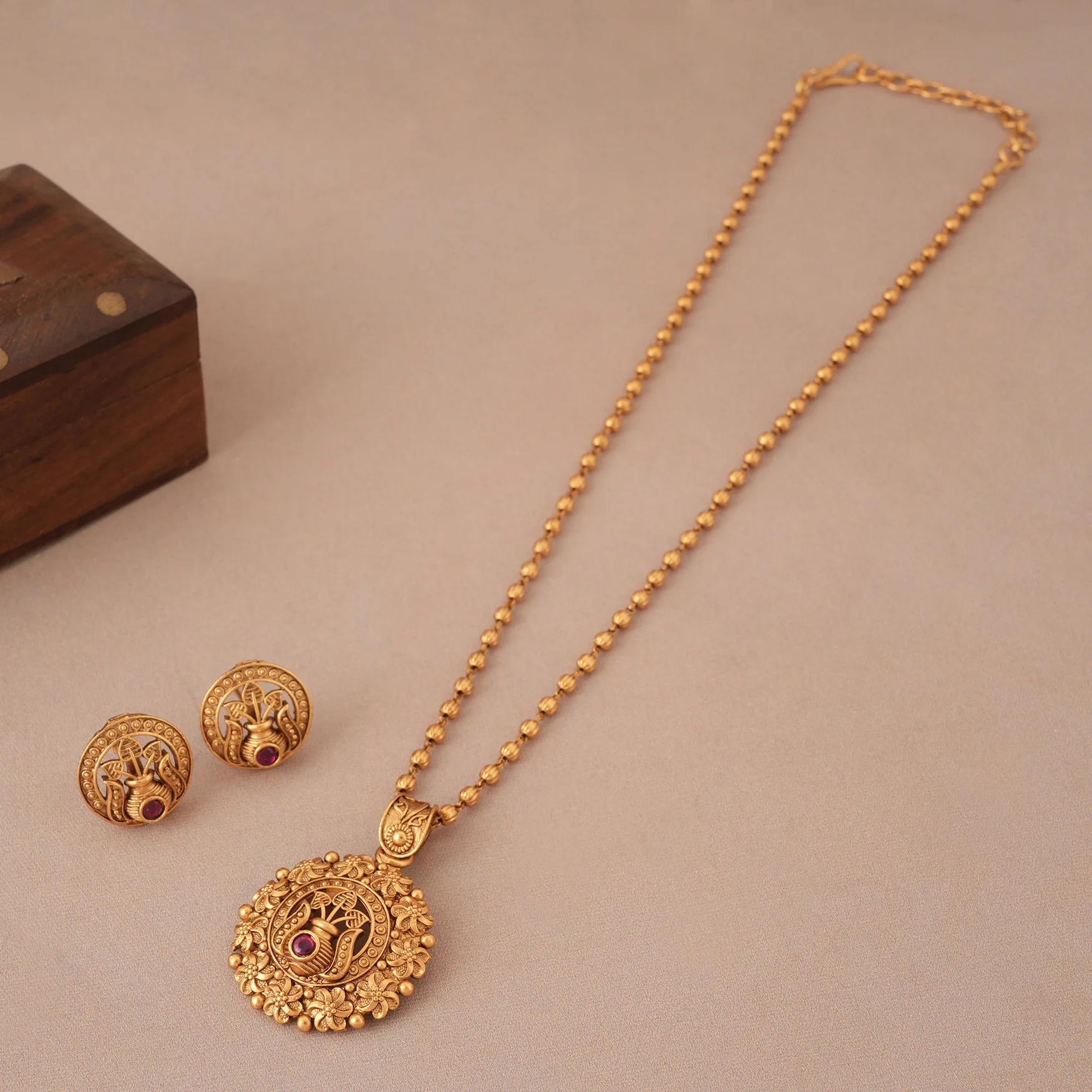 Beautiful antique gold carved pendant set - Image 3