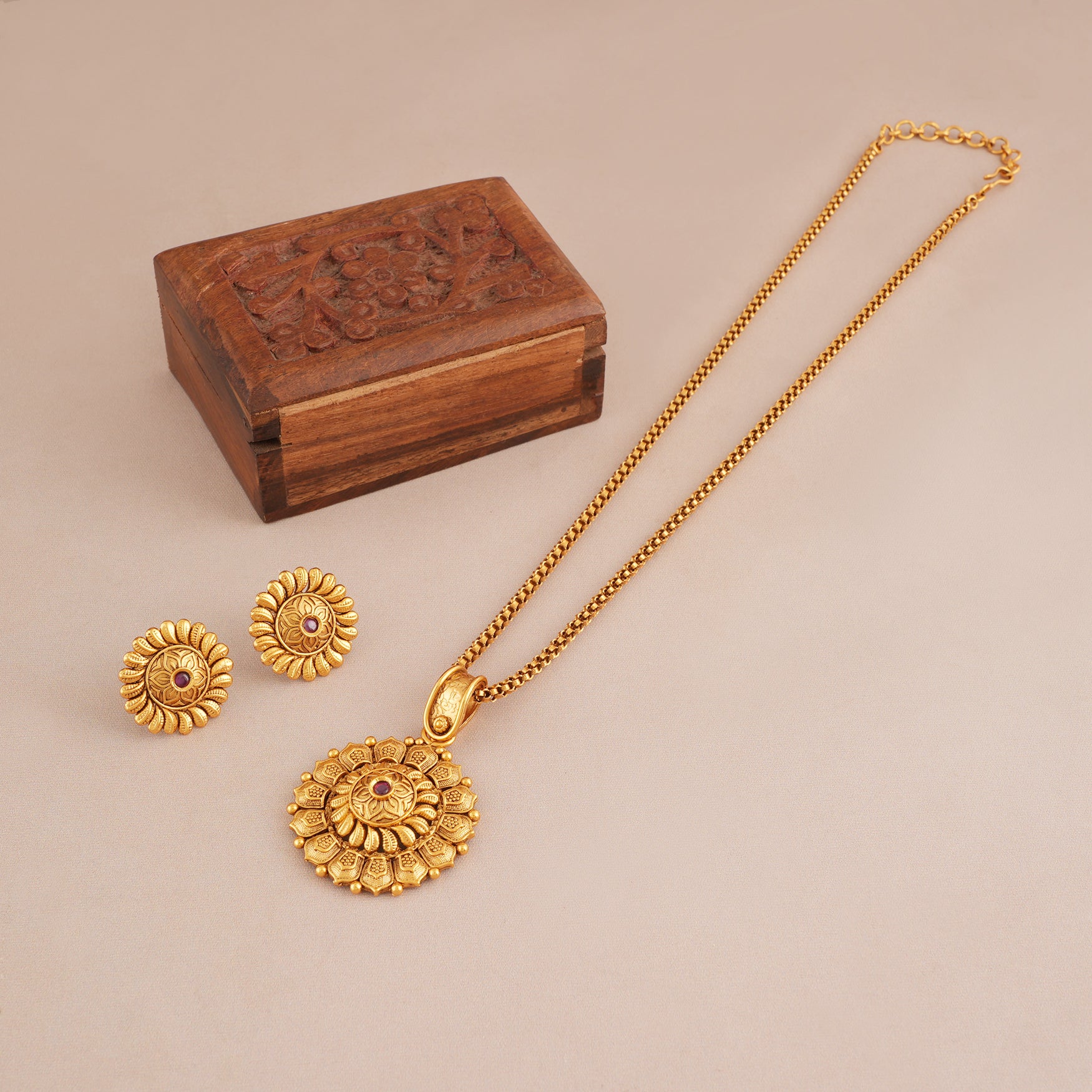 Beautiful antique gold pendant set for women - Image 3