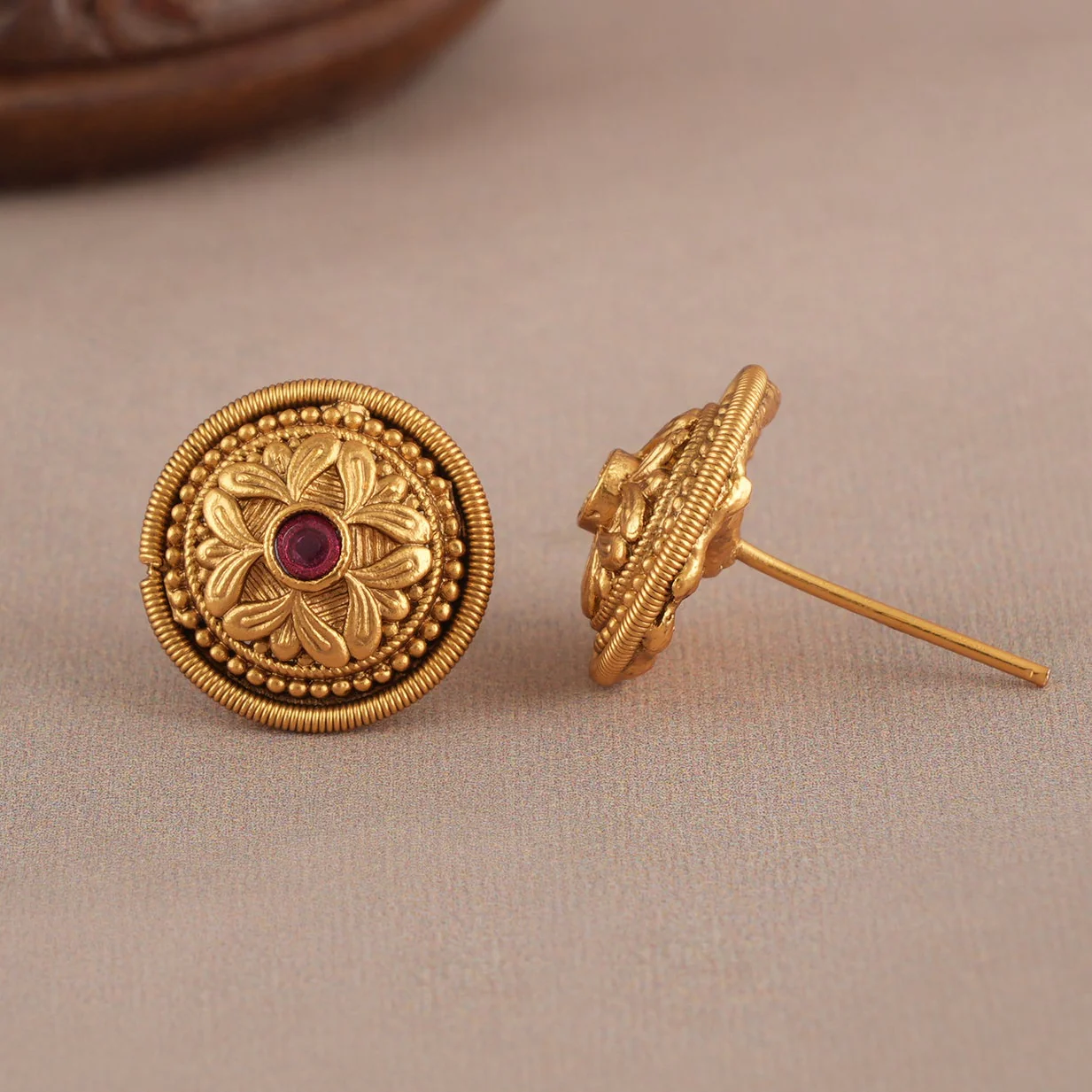 Beautiful gold polish stud earring - Image 3