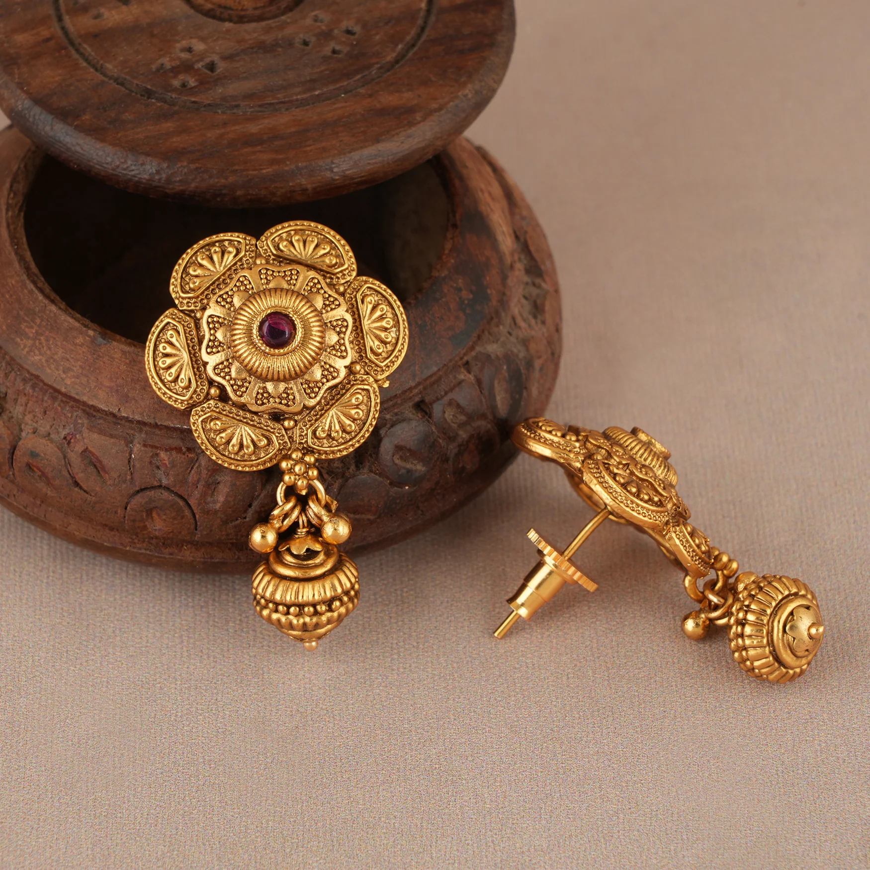 Beautiful stone antique gold choker necklace set with earring - Image 5