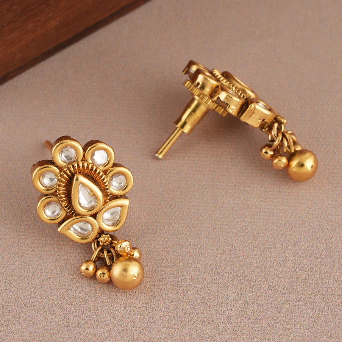 Cute antique gold kundan earring - Image 3