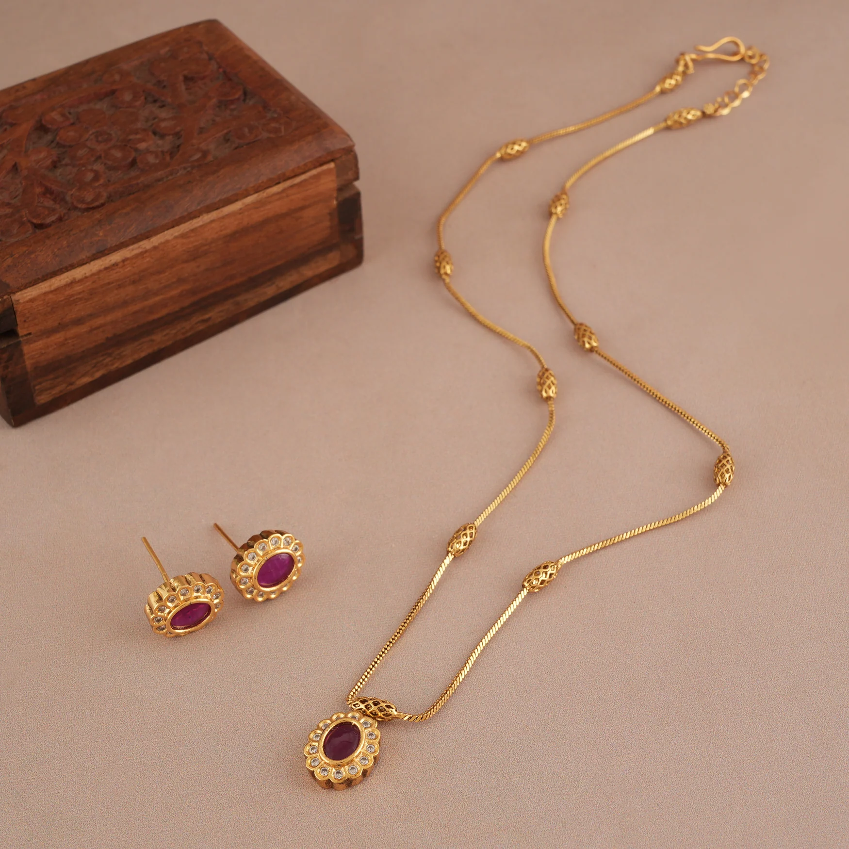 Cute antique gold ruby stone pendant set - Image 3