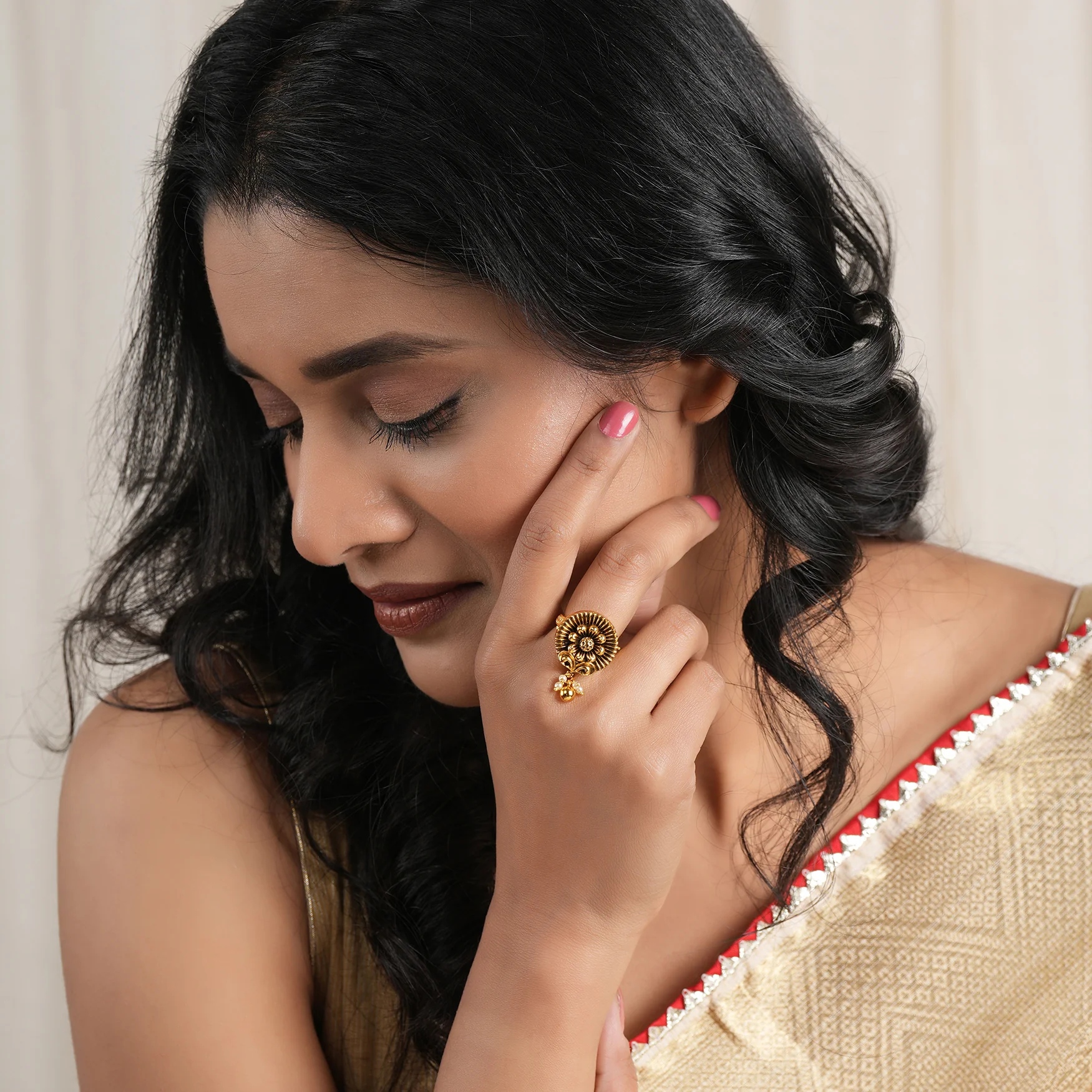 Elegant sleek floral antique gold finger ring - Image 2