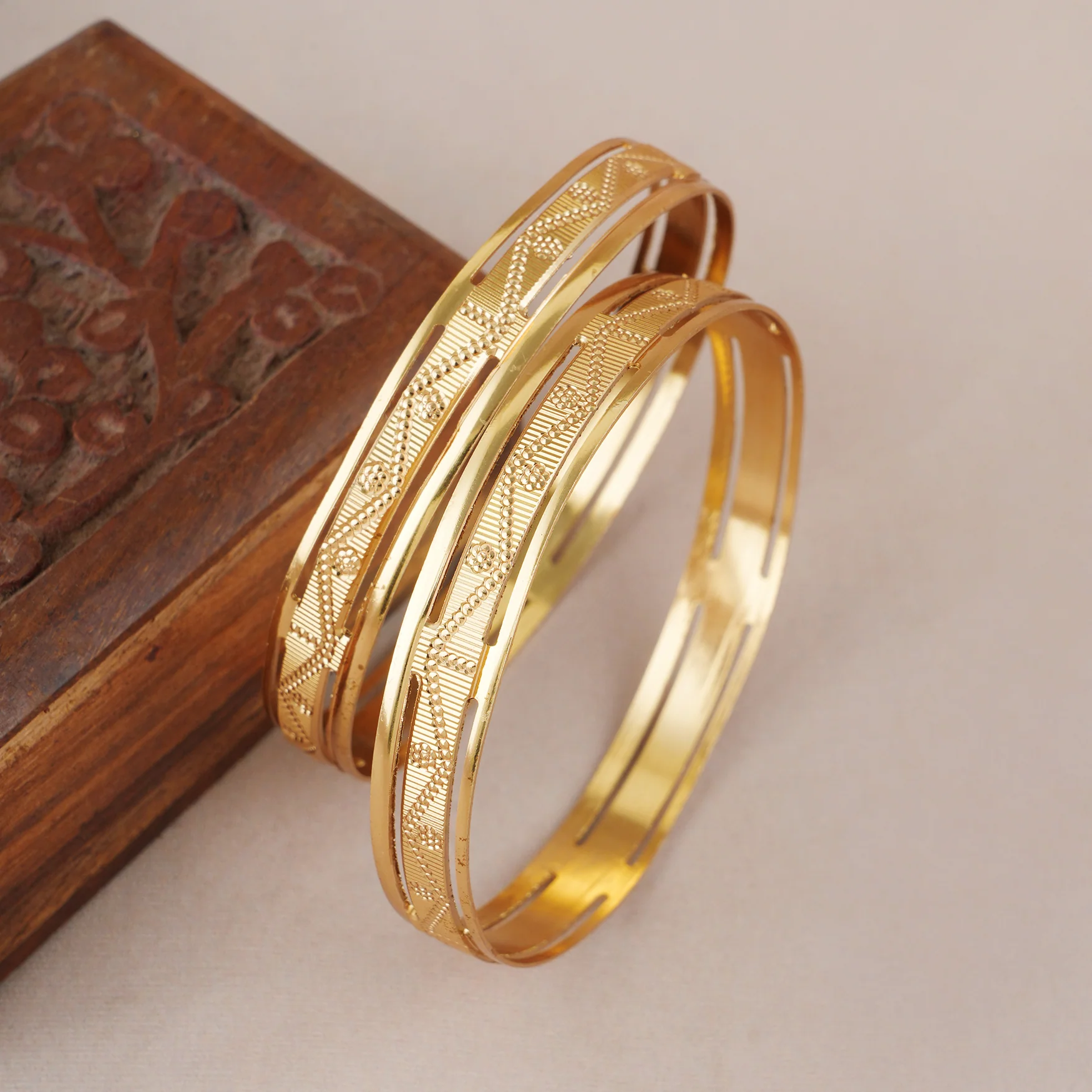 Gold plated plain carved bangle set - Image 4