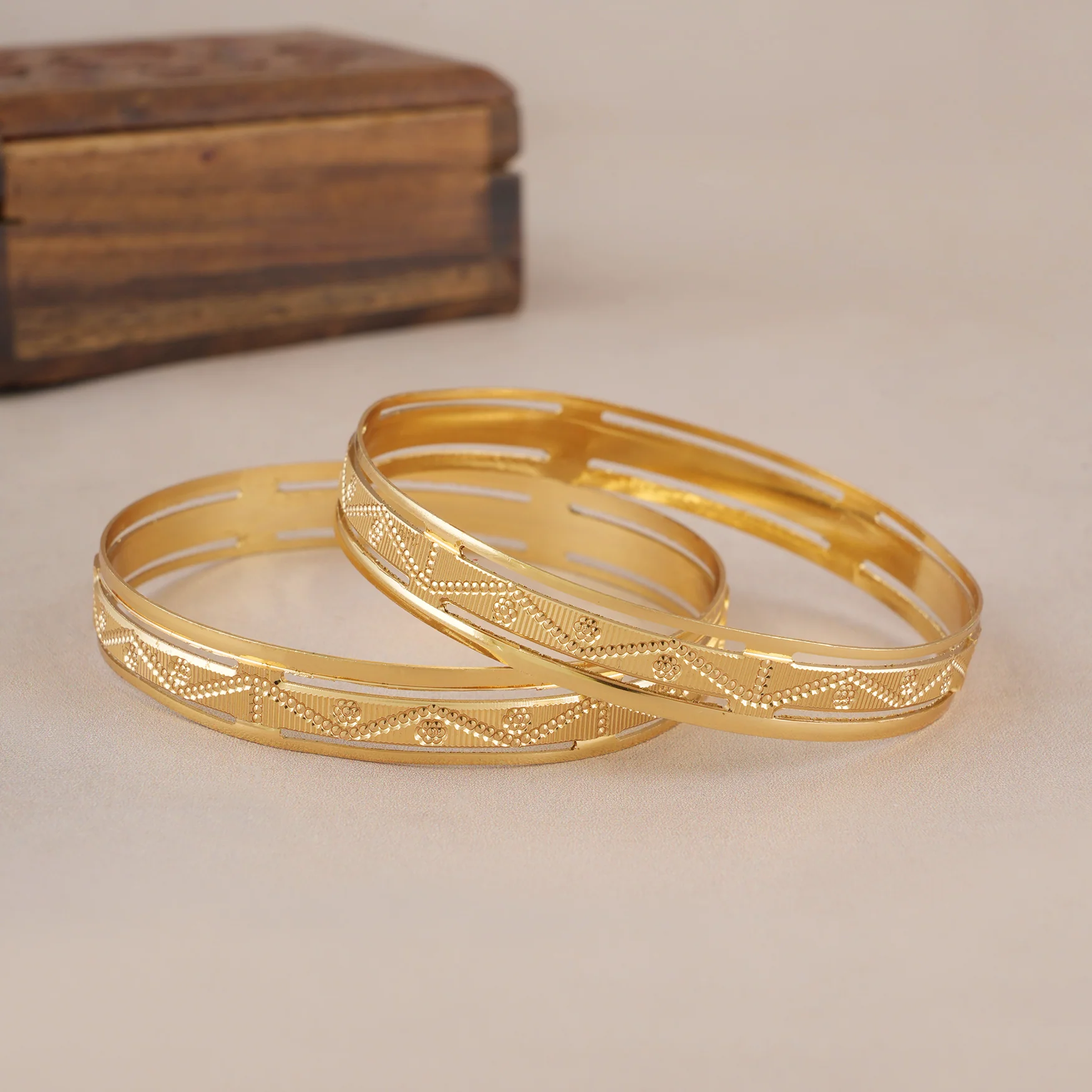 Gold plated plain carved bangle set - Image 5