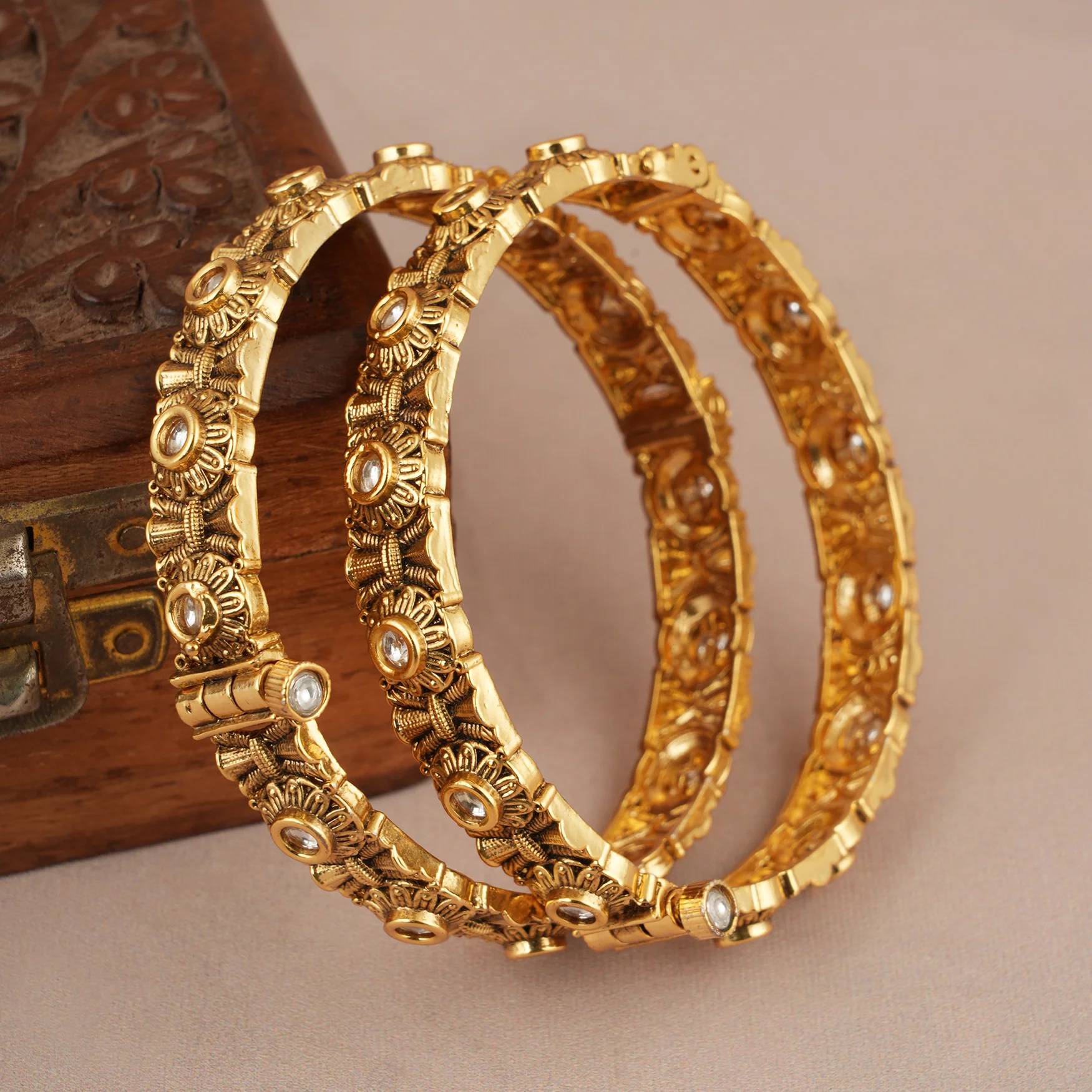 Kundan gold bangle set - Image 5