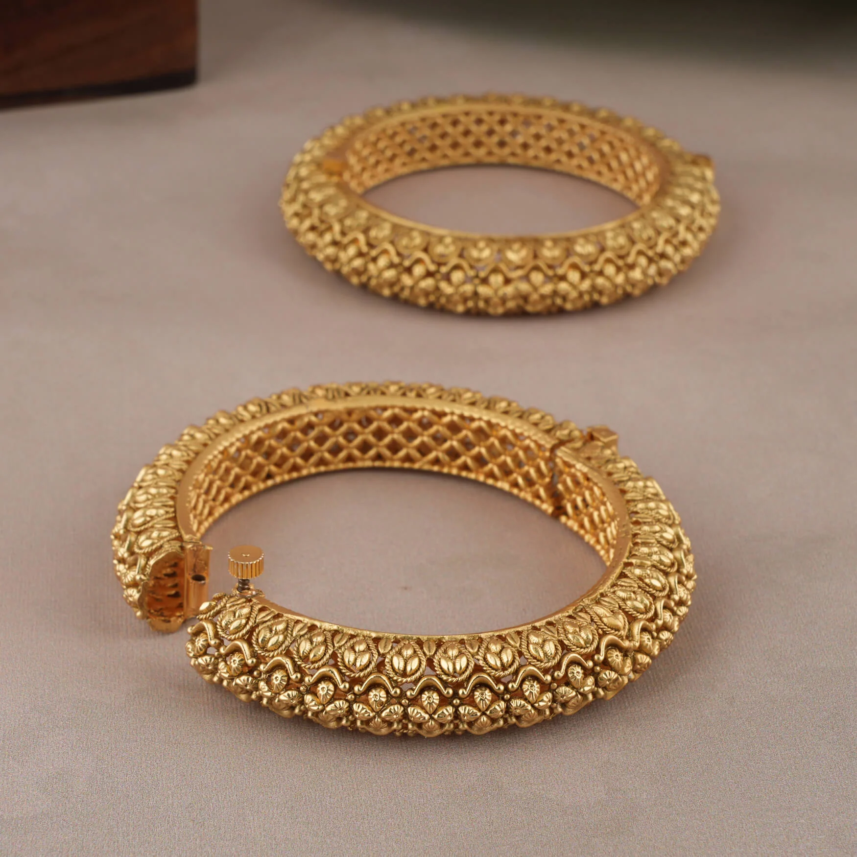Royal Antique gold finish openable bangle set - Image 3