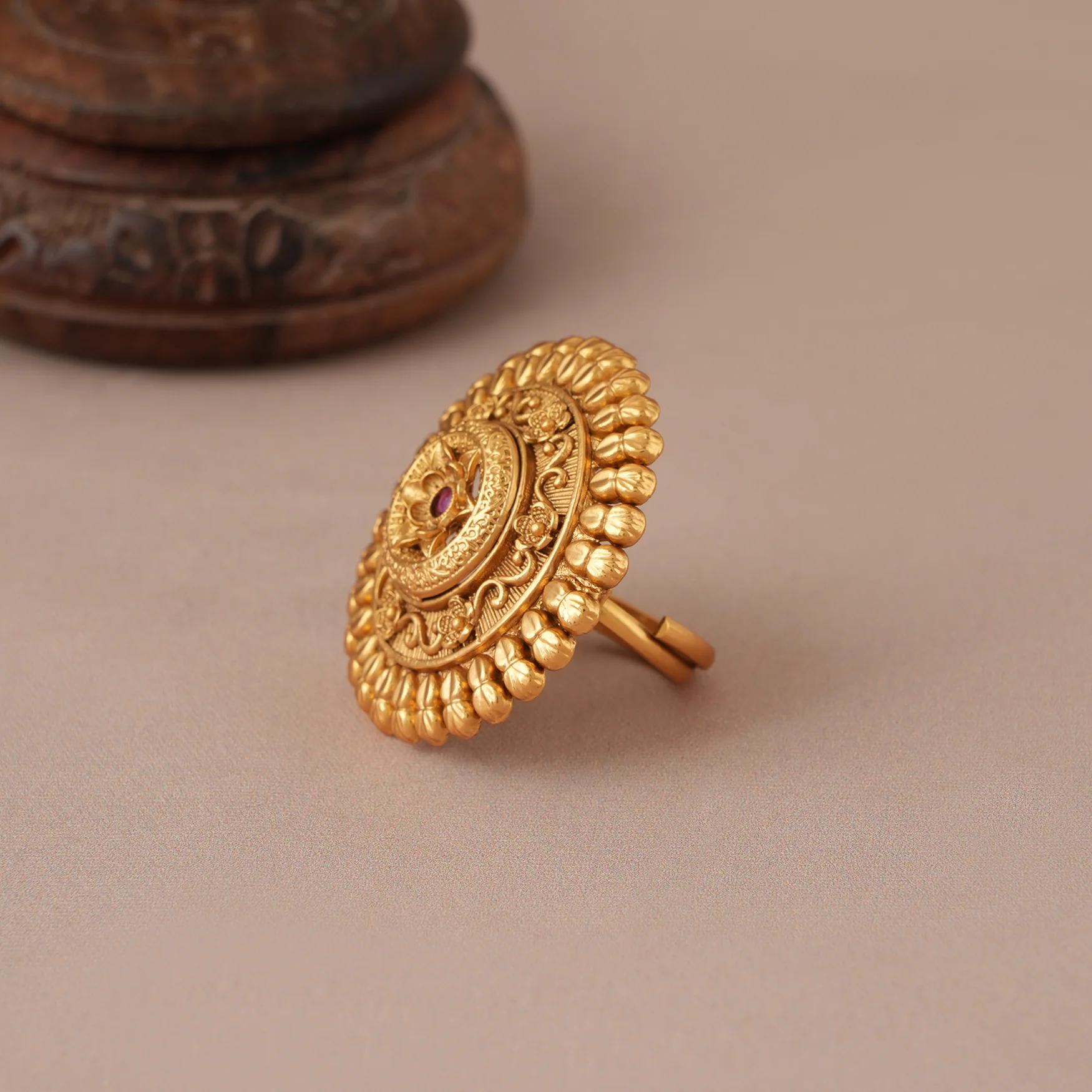 Stunning antique gold cocktail finger ring for women - Image 3