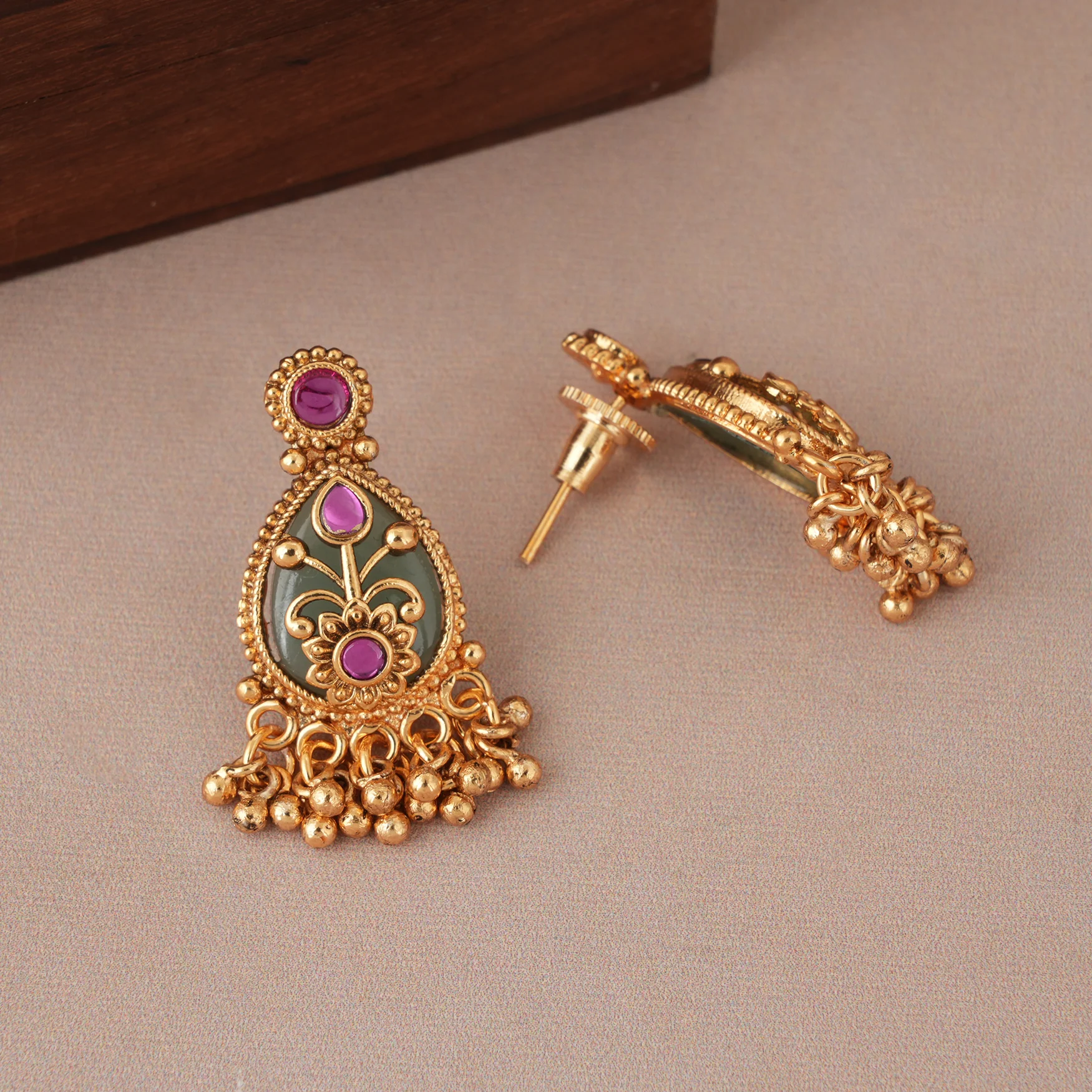 Stunning antique gold emerald carved pendant set - Image 5