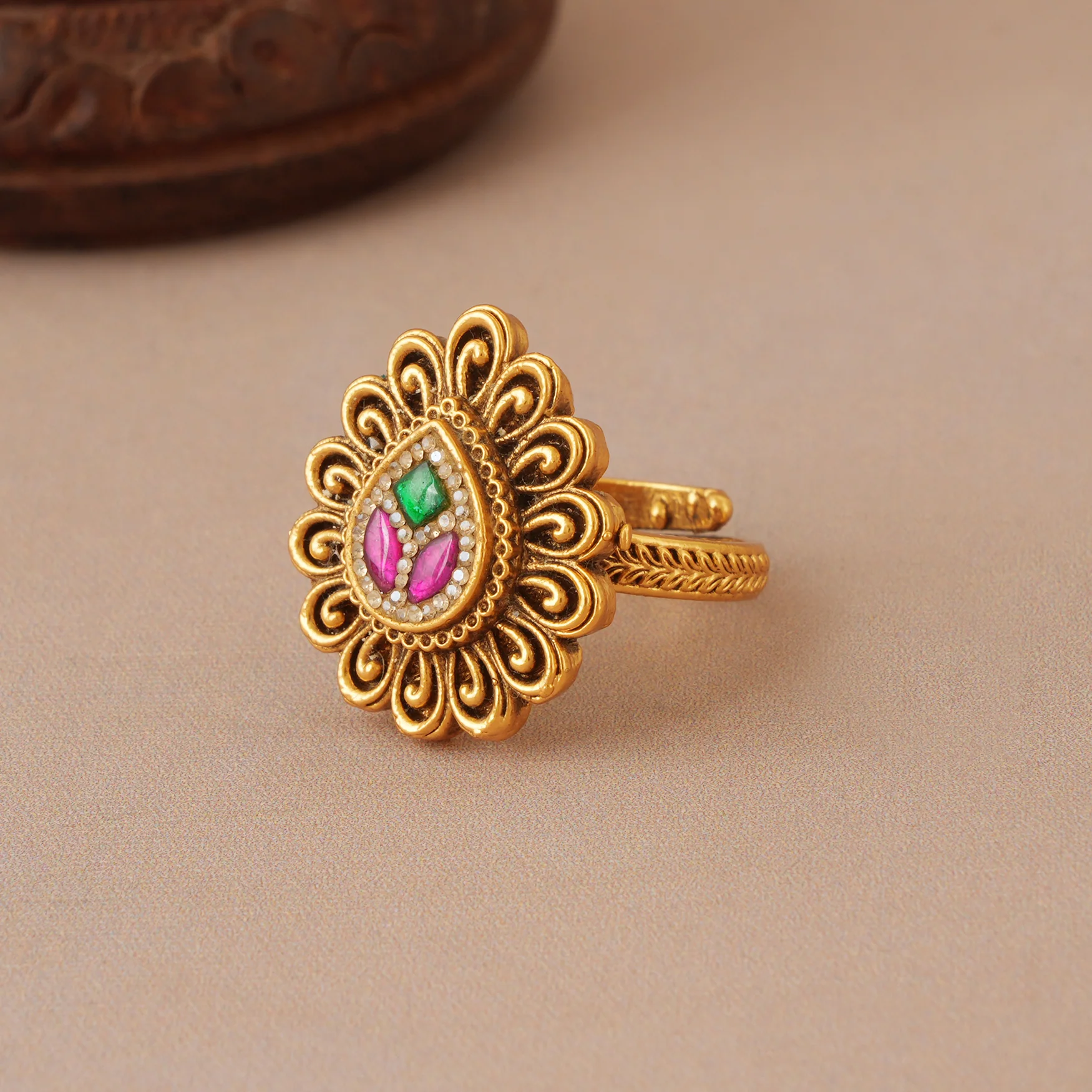 Stunning antique gold multicolor stone pear shape finger ring - Image 3
