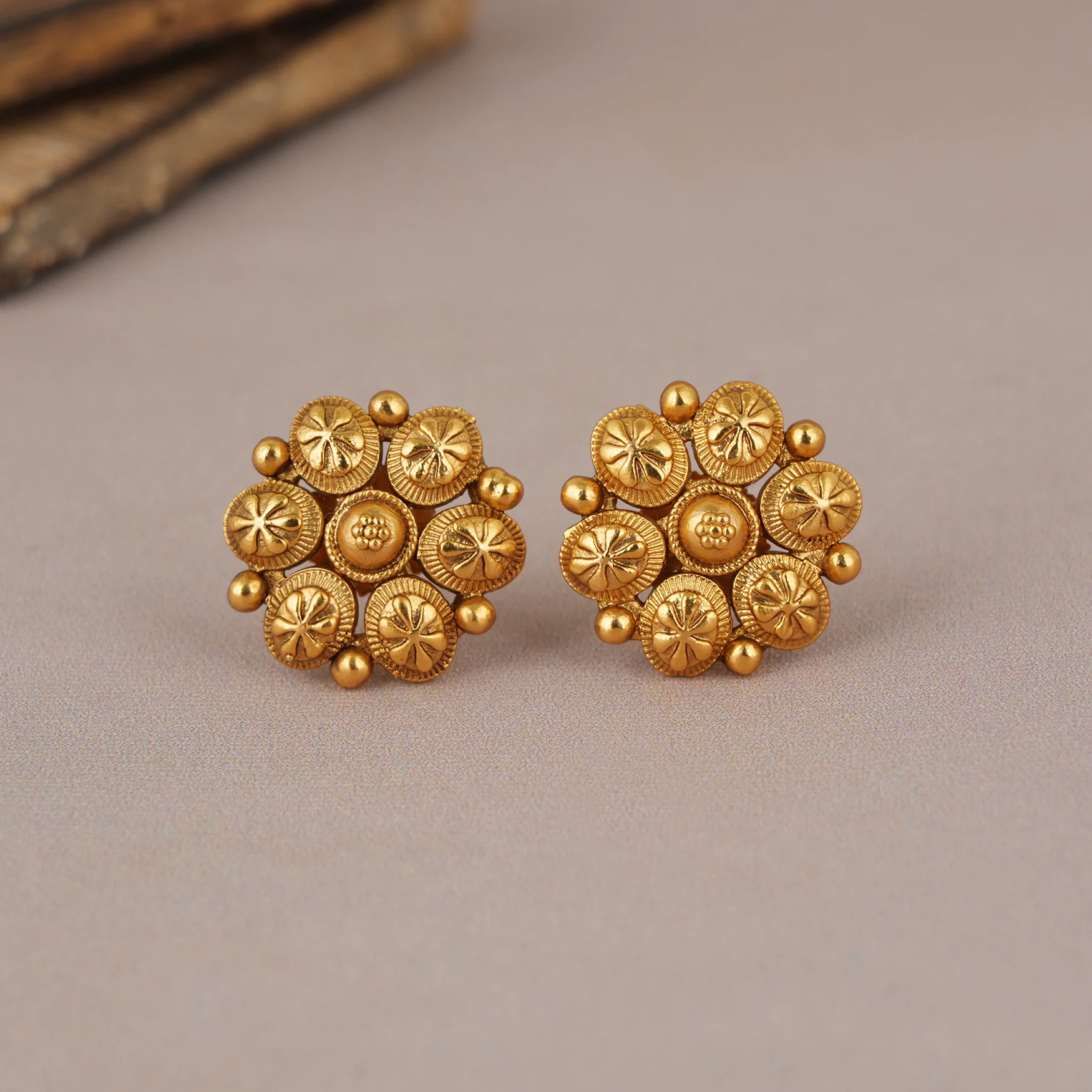 Cute antique gold plain necklace set with stud earring - Image 4