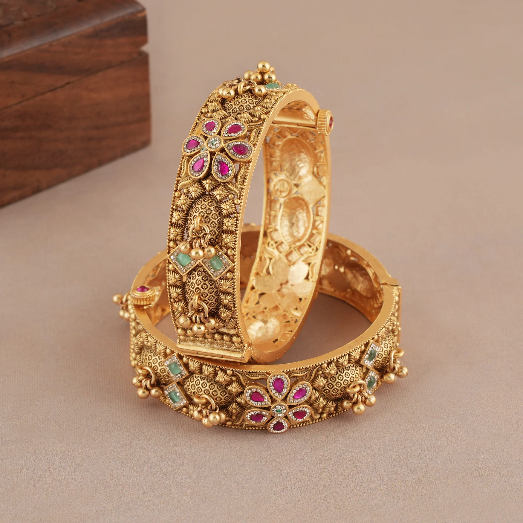 Stunning antique gold stone openable bangle set - Image 4