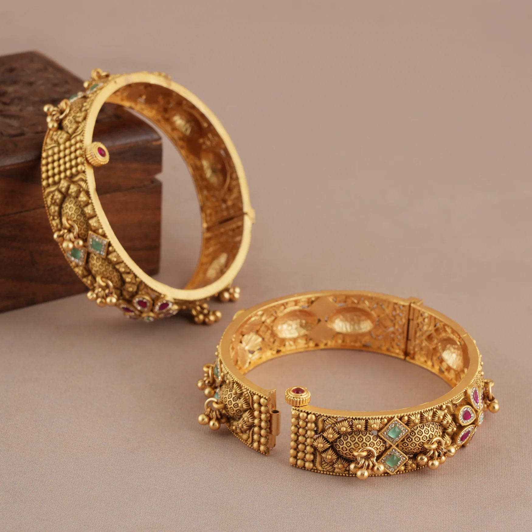 Stunning antique gold stone openable bangle set - Image 5
