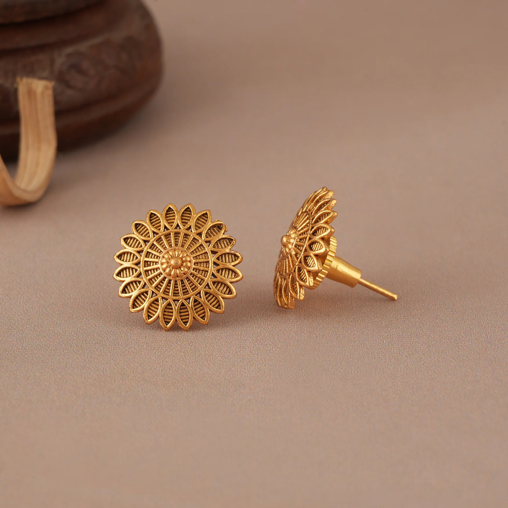 Stunning broad antique gold floral pendant set with stud earring - Image 5