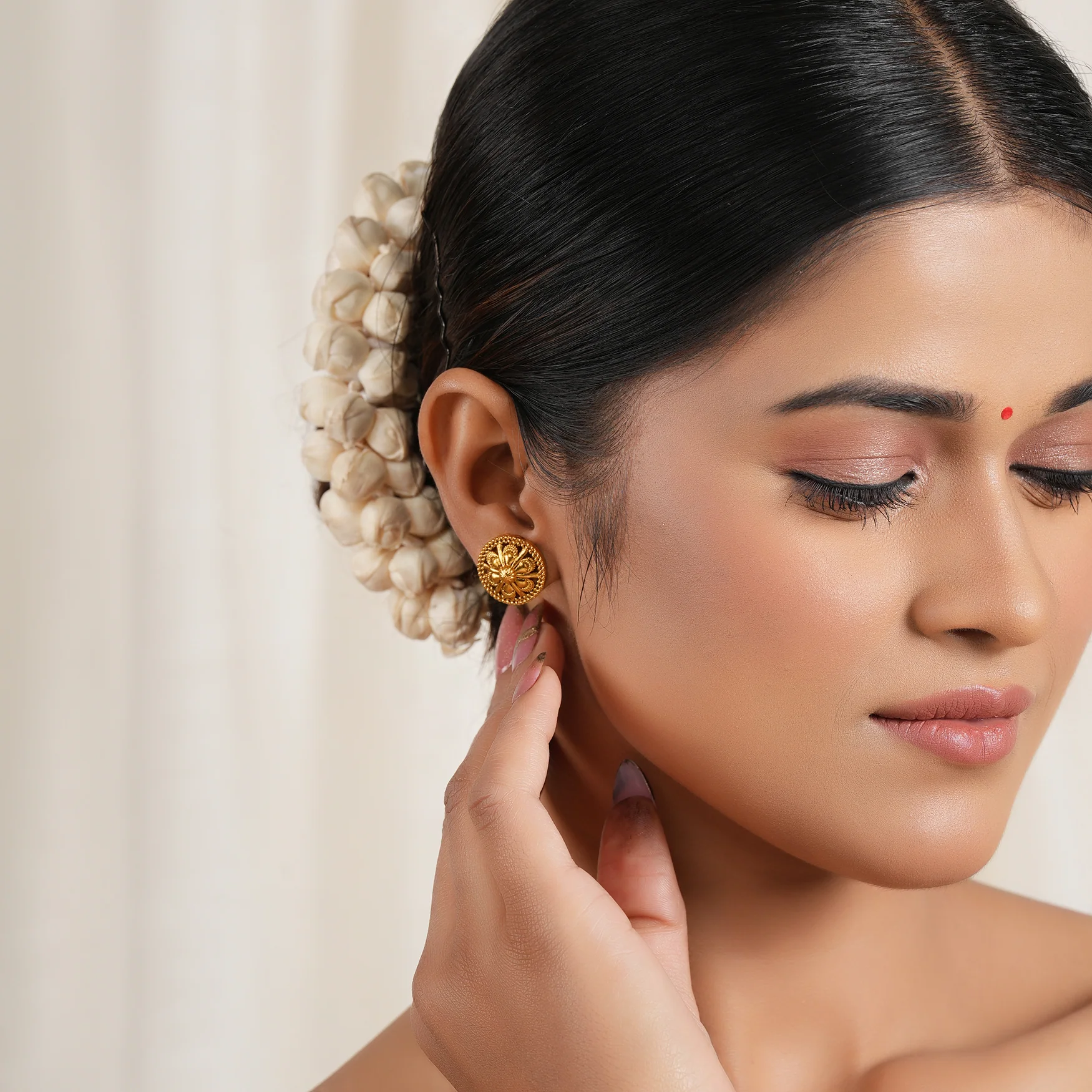 Stunning gold cute stud earring - Image 5