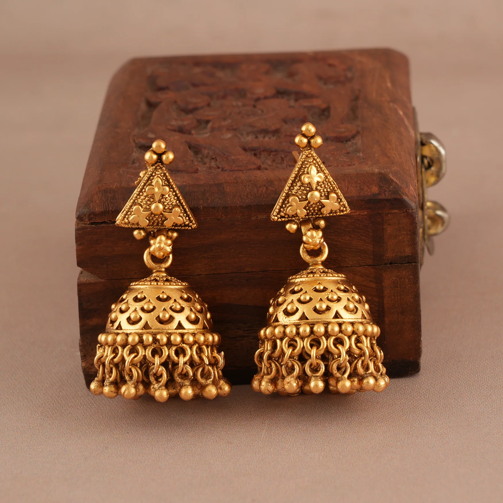 Stunning plain antique gold choker set with jhumka earring - Image 4