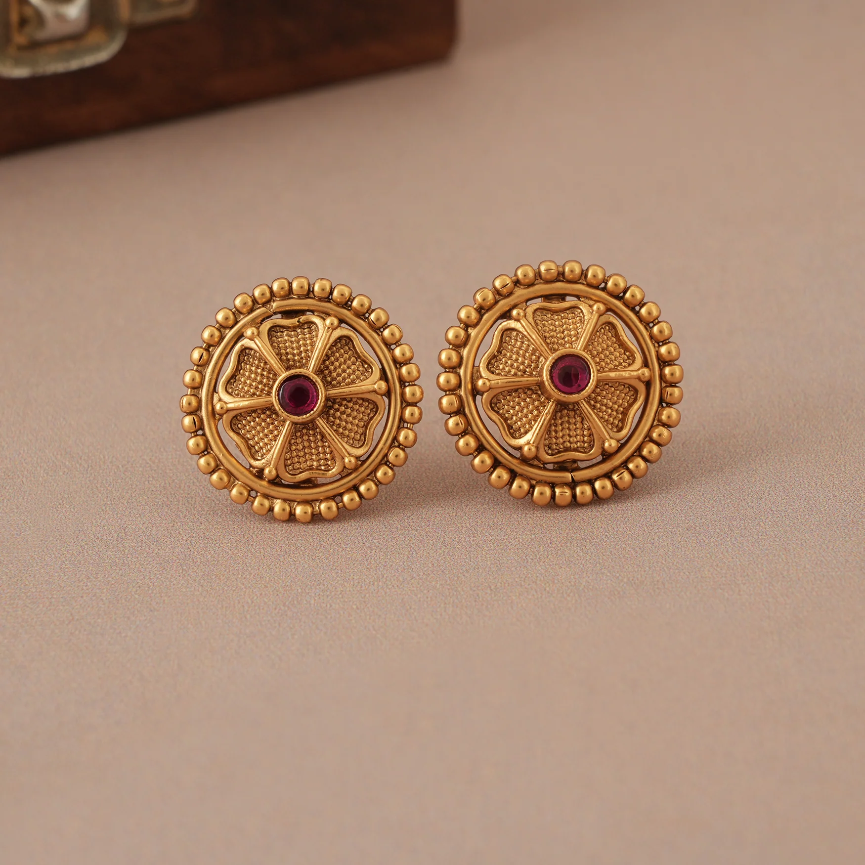 Stunning plain floral antique gold necklace set with stud earring - Image 4