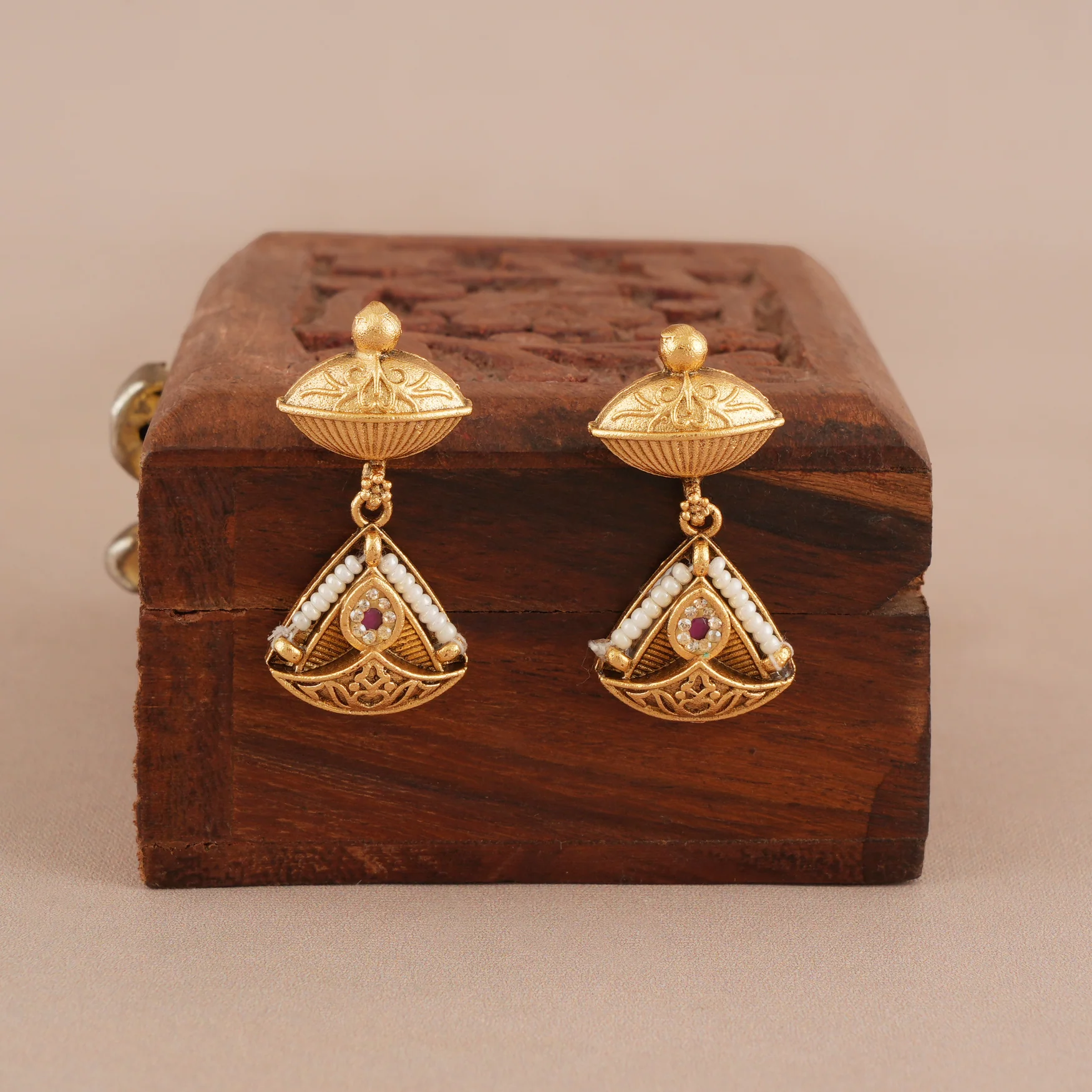Stunning stone antique gold necklace set with earring - Image 4