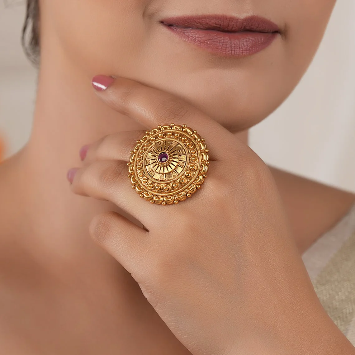 Traditional antique gold round floral finger ring - Image 2