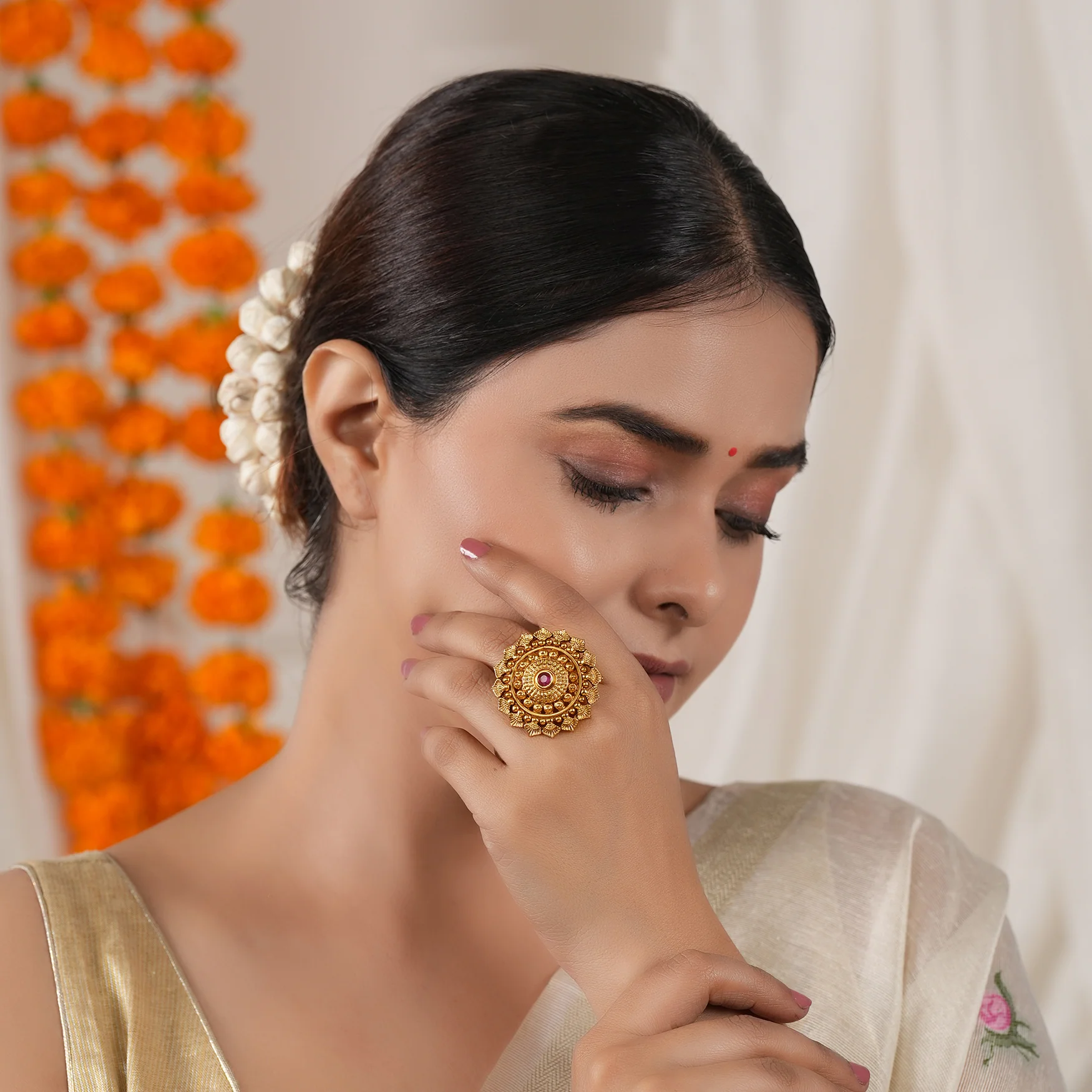 Traditional beautiful antique gold finger ring - Image 2